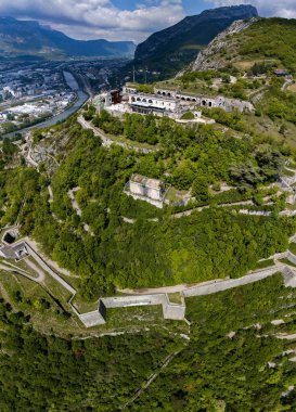 Grenoble 'un Bastille kalesinin havadan görünüşü, şehrin ufuk çizgisi nehir tarafından geçildi ve dağlar tarafından çevrildi. Fransa