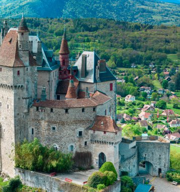 Menthon Şatosu 'nun havadan görünüşü, Menthon-Saint-Bernard komünü içinde bulunan bir ortaçağ kalesidir. Kale, yükseldiği yerden Annecy Gölü ve dağların üzerinde duruyor. Fransa