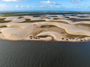 Parque da Dunas 'ın havadan görünüşü - Ilha das Canarias, Brezilya. Delta do Parnaba ve Delta das Americas 'daki kulübeler. Yeşillik doğa ve kum tepeleri. Nehir kıyısında tekneler