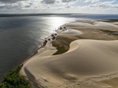 Parque da Dunas 'ın havadan görünüşü - Ilha das Canarias, Brezilya. Delta do Parnaba ve Delta das Americas 'daki kulübeler. Yeşillik doğa ve kum tepeleri. Nehir kıyısında tekneler