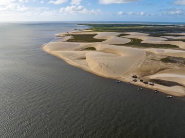 Parque da Dunas 'ın havadan görünüşü - Ilha das Canarias, Brezilya. Delta do Parnaba ve Delta das Americas 'daki kulübeler. Yeşillik doğa ve kum tepeleri. Nehir kıyısında tekneler