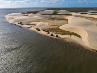 Parque da Dunas 'ın havadan görünüşü - Ilha das Canarias, Brezilya. Delta do Parnaba ve Delta das Americas 'daki kulübeler. Yeşillik doğa ve kum tepeleri. Nehir kıyısında tekneler