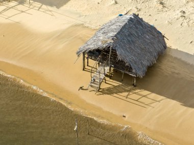 Parque da Dunas 'ın havadan görünüşü - Ilha das Canarias, Brezilya. Delta do Parnaba ve Delta das Americas 'daki kulübeler. Yeşillik doğa ve kum tepeleri. Nehir kıyısında tekneler