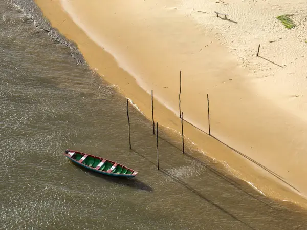 Parque da Dunas 'ın havadan görünüşü - Ilha das Canarias, Brezilya. Delta do Parnaba ve Delta das Americas 'daki kulübeler. Yeşillik doğa ve kum tepeleri. Nehir kıyısında tekneler