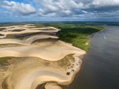 Parque da Dunas 'ın havadan görünüşü - Ilha das Canarias, Brezilya. Delta do Parnaba ve Delta das Americas 'daki kulübeler. Yeşillik doğa ve kum tepeleri. Nehir kıyısında tekneler
