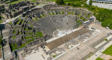 Antik Fourvire Tiyatrosu ve Lyon Odeonu 'nun havadan görünüşü. Fransa. UNESCO 'da yazılı antik bir Roma tiyatrosuydu.