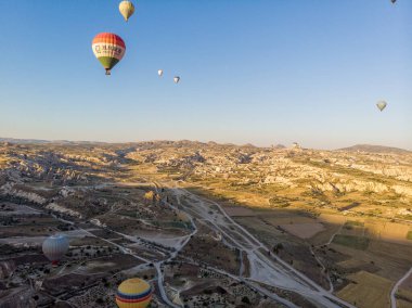 Şafak vakti, Kapadokya 'nın vadilerinde uçan sıcak hava balonlarının hava görüntüsü, 07-08-2019. Türkiye