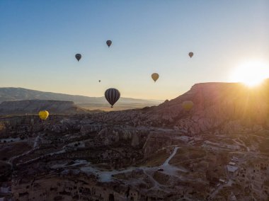 Şafak vakti, Kapadokya 'nın vadilerinde uçan sıcak hava balonlarının hava görüntüsü, 07-08-2019. Türkiye