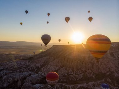 Şafak vakti, Kapadokya 'nın vadilerinde uçan sıcak hava balonlarının hava görüntüsü, 07-08-2019. Türkiye