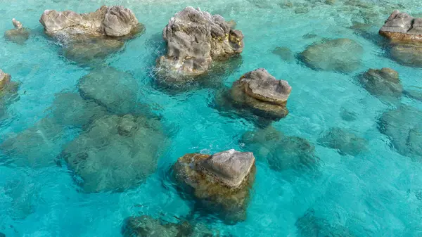 Parghelia, Tropea 'daki Michelino sahilinin havadan görüntüsü. Calabria. İtalya. Şeffaf deniz ve lüks doğa. Avrupa 'nın en güzel plajı.