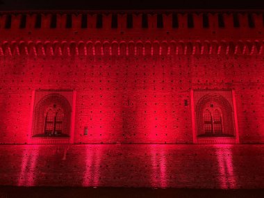İtalya 'nın kuzeyinde Milano' da bulunan bir ortaçağ kalesi olan Castello Sforzesco 'nun (Sforza' nın Kalesi) gece görüşü. 06-16-2023. Yeşil ve kırmızı renkli ışıklarla aydınlatılmış. 15. yüzyılda Milan Dükü Francesco Sforza tarafından inşa edilmiştir.