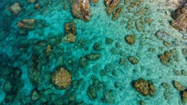 Parghelia, Tropea 'daki Michelino sahilinin havadan görüntüsü. Calabria. İtalya. Şeffaf deniz ve lüks doğa. Avrupa 'nın en güzel plajı.