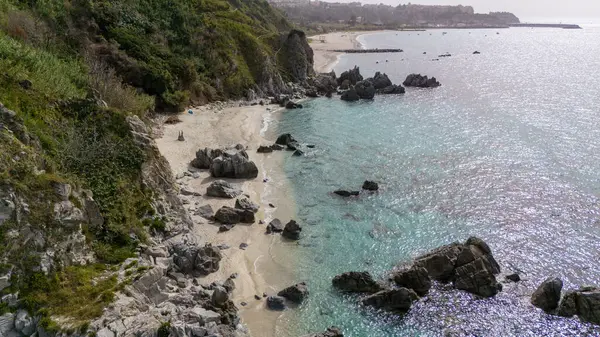 Parghelia, Tropea 'daki Michelino sahilinin havadan görüntüsü. Calabria. İtalya. Şeffaf deniz ve lüks doğa. Avrupa 'nın en güzel plajı.