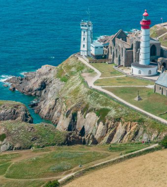 Plougonvelin 'deki Saint-Mathieu Deniz Feneri' nin Finistre 'deki Brest civarındaki hava manzarası ve antik Abbaye Saint-Mathieu de Fine-Terre harabelerinin kapatılması. Fransa