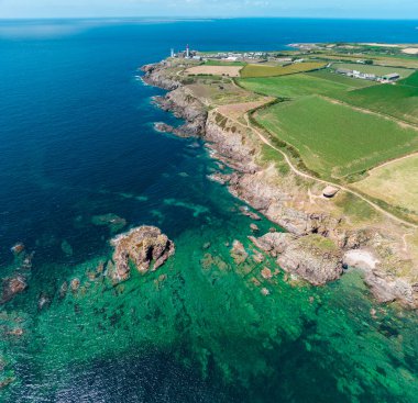 Plougonvelin 'deki Saint-Mathieu Deniz Feneri' nin Finistre 'deki Brest civarındaki hava manzarası ve antik Abbaye Saint-Mathieu de Fine-Terre harabelerinin kapatılması. Fransa