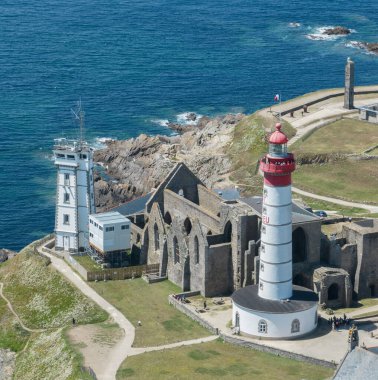 Plougonvelin 'deki Saint-Mathieu Deniz Feneri' nin Finistre 'deki Brest civarındaki hava manzarası ve antik Abbaye Saint-Mathieu de Fine-Terre harabelerinin kapatılması. Fransa