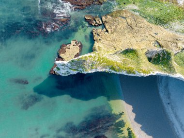 Etretat kayalıklarının ve Atlantik okyanusunun havadan görünüşü. Tebeşir kayalıkları ve üç doğal kemer. Sahile hayran olmak için panoramik bir yol. Kuzeybatı Fransa 'nın Normandiya bölgesi. 06-26-2024