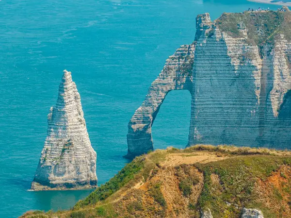 Etretat kayalıklarının ve Atlantik okyanusunun havadan görünüşü. Tebeşir kayalıkları ve üç doğal kemer. Sahile hayran olmak için panoramik bir yol. Kuzeybatı Fransa 'nın Normandiya bölgesi. 06-26-2024