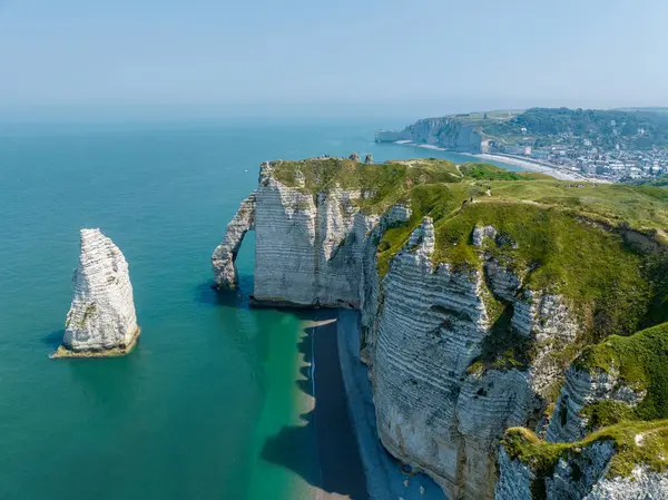 Etretat kayalıklarının ve Atlantik okyanusunun havadan görünüşü. Tebeşir kayalıkları ve üç doğal kemer. Sahile hayran olmak için panoramik bir yol. Kuzeybatı Fransa 'nın Normandiya bölgesi. 06-26-2024