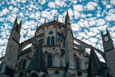 Bourges Katedrali 'nin mimari detayları Aziz Stephen' a adanmıştır. Katedral, Fransa 'daki Gotik mimarinin başyapıtlarından biridir. Tarihi anıt