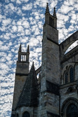 Bourges Katedrali 'nin mimari detayları Aziz Stephen' a adanmıştır. Katedral, Fransa 'daki Gotik mimarinin başyapıtlarından biridir. Tarihi anıt