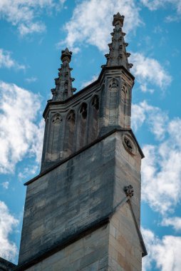 Bourges Katedrali 'nin mimari detayları Aziz Stephen' a adanmıştır. Katedral, Fransa 'daki Gotik mimarinin başyapıtlarından biridir. Tarihi anıt