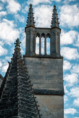 Bourges Katedrali 'nin mimari detayları Aziz Stephen' a adanmıştır. Katedral, Fransa 'daki Gotik mimarinin başyapıtlarından biridir. Tarihi anıt