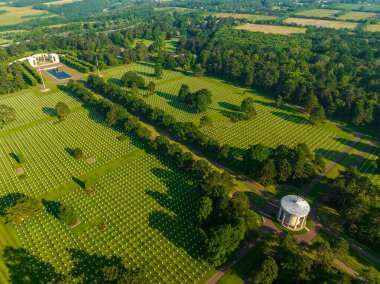 Normandiya Amerikan Mezarlığı ve Anıtı havadan görünüşü, Fransa 'nın Normandiya eyaletinin Colleville-sur-Mer kentinde bulunan II. Yeşil çimlerde beyaz haç