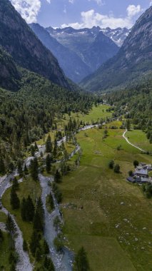 Granit dağ ve ormanlarla çevrili yeşil bir vadi olan Val di Mello 'nun hava manzarası İtalyan Yosemite Vadisi' ni doğa aşıkları tarafından yeniden adlandırıldı. Val Masino, Valtellina, Sondrio. İtalya