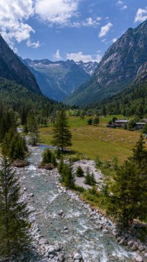 Granit dağ ve ormanlarla çevrili yeşil bir vadi olan Val di Mello 'nun hava manzarası İtalyan Yosemite Vadisi' ni doğa aşıkları tarafından yeniden adlandırıldı. Val Masino, Valtellina, Sondrio. İtalya