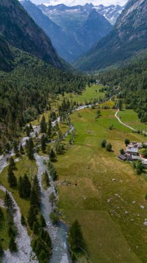 Granit dağ ve ormanlarla çevrili yeşil bir vadi olan Val di Mello 'nun hava manzarası İtalyan Yosemite Vadisi' ni doğa aşıkları tarafından yeniden adlandırıldı. Val Masino, Valtellina, Sondrio. İtalya