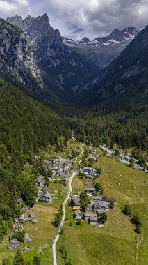 Granit dağ ve ormanlarla çevrili yeşil bir vadi olan Val di Mello 'nun hava manzarası İtalyan Yosemite Vadisi' ni doğa aşıkları tarafından yeniden adlandırıldı. Val Masino, Valtellina, Sondrio. İtalya