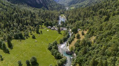 Granit dağ ve ormanlarla çevrili yeşil bir vadi olan Val di Mello 'nun hava manzarası İtalyan Yosemite Vadisi' ni doğa aşıkları tarafından yeniden adlandırıldı. Val Masino, Valtellina, Sondrio. İtalya