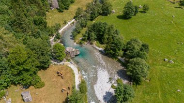 Granit dağ ve ormanlarla çevrili yeşil bir vadi olan Val di Mello 'nun hava manzarası İtalyan Yosemite Vadisi' ni doğa aşıkları tarafından yeniden adlandırıldı. Val Masino, Valtellina, Sondrio. İtalya