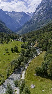 Granit dağ ve ormanlarla çevrili yeşil bir vadi olan Val di Mello 'nun hava manzarası İtalyan Yosemite Vadisi' ni doğa aşıkları tarafından yeniden adlandırıldı. Val Masino, Valtellina, Sondrio. İtalya