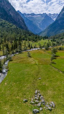 Granit dağ ve ormanlarla çevrili yeşil bir vadi olan Val di Mello 'nun hava manzarası İtalyan Yosemite Vadisi' ni doğa aşıkları tarafından yeniden adlandırıldı. Val Masino, Valtellina, Sondrio. İtalya