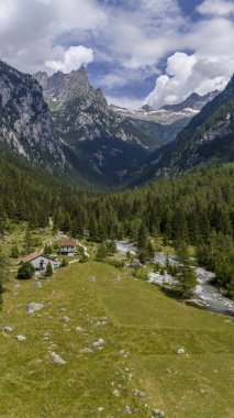 Granit dağ ve ormanlarla çevrili yeşil bir vadi olan Val di Mello 'nun hava manzarası İtalyan Yosemite Vadisi' ni doğa aşıkları tarafından yeniden adlandırıldı. Val Masino, Valtellina, Sondrio. İtalya