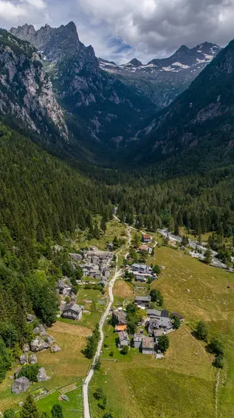 Granit dağ ve ormanlarla çevrili yeşil bir vadi olan Val di Mello 'nun hava manzarası İtalyan Yosemite Vadisi' ni doğa aşıkları tarafından yeniden adlandırıldı. Val Masino, Valtellina, Sondrio. İtalya