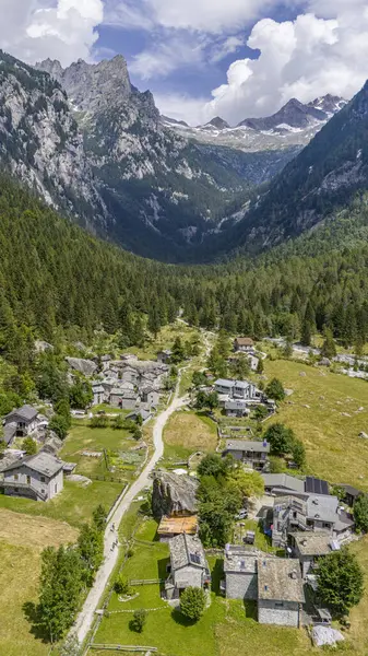 Granit dağ ve ormanlarla çevrili yeşil bir vadi olan Val di Mello 'nun hava manzarası İtalyan Yosemite Vadisi' ni doğa aşıkları tarafından yeniden adlandırıldı. Val Masino, Valtellina, Sondrio. İtalya