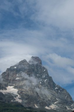 Valle d 'Aosta, İtalya, 08-15-2024: Cervino' nun tepesi (Matterhorn), 4.478 metrelik Orta Alpler dağı, güney yüz ve güneybatı sırtı (Cresta del Leone veya Arete du lion) üst Valtournenche 'den
