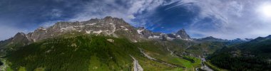 Cervino Dağı 'nın havadan görünüşü, The Matterhorn, Breuil-Cervinia' dan görülüyor. Buzullardan inen yeşil vadiler ve su yolları