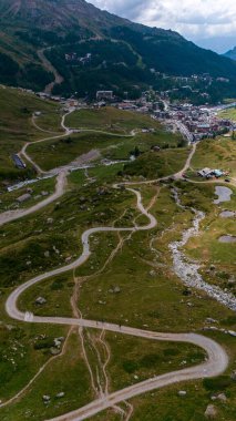 Cervino Dağı 'nın havadan görünüşü, The Matterhorn, Breuil-Cervinia' dan görülüyor. Buzullardan inen yeşil vadiler ve su yolları. İtalya. Cervinia vadisinde yollar ve patikalar, mülteciler ve dağ çayır kiliseleri