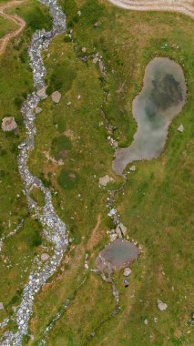 Cervino Dağı 'nın havadan görünüşü, The Matterhorn, Breuil-Cervinia' dan görülüyor. Buzullardan inen yeşil vadiler ve su yolları. İtalya. Cervinia vadisinde yollar ve patikalar, mülteciler ve dağ çayır kiliseleri