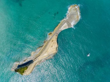 Apotripiti sahili yakınlarındaki deniz manzaralı uçurum ve kristal berrak deniz kıyısındaki deniz kızı kayası. Korfu Adası, Yunanistan, İyon Denizi.
