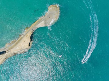 Apotripiti sahili yakınlarındaki deniz manzaralı uçurum ve kristal berrak deniz kıyısındaki deniz kızı kayası. Korfu Adası, Yunanistan, İyon Denizi.