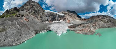 Valmalenco, Sondrio, Lombardy 'deki Fellaria buzulunun hava manzarası. İtalya. Buz uçurumu, şelaleli ve göllü kaya yüzeyi. Marson Buzul Yolu. İklim değişikliği, eriyen buzullar, yükselen sıcaklıklar