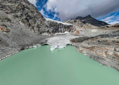 Valmalenco, Sondrio, Lombardy 'deki Fellaria buzulunun hava manzarası. İtalya. Buz uçurumu, şelaleli ve göllü kaya yüzeyi. Marson Buzul Yolu. İklim değişikliği, eriyen buzullar, yükselen sıcaklıklar