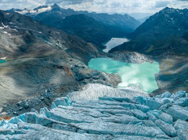 Valmalenco, Sondrio, Lombardy 'deki Fellaria buzulunun hava manzarası. İtalya. Buz uçurumu, şelaleli ve göllü kaya yüzeyi. Marson Buzul Yolu. İklim değişikliği, eriyen buzullar, yükselen sıcaklıklar