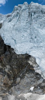 Valmalenco, Sondrio, Lombardy 'deki Fellaria buzulunun hava manzarası. İtalya. Buz uçurumu, şelaleli ve göllü kaya yüzeyi. Marson Buzul Yolu. İklim değişikliği, eriyen buzullar, yükselen sıcaklıklar