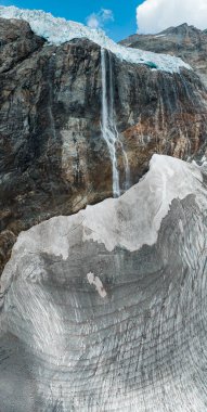 Valmalenco, Sondrio, Lombardy 'deki Fellaria buzulunun hava manzarası. İtalya. Buz uçurumu, şelaleli ve göllü kaya yüzeyi. Marson Buzul Yolu. İklim değişikliği, eriyen buzullar, yükselen sıcaklıklar